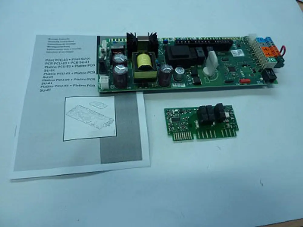 Platine mit elektrischen Komponenten, Teilen und Anschlussmöglichkeiten von Remeha, samt Anleitung auf einem Blatt Papier.
